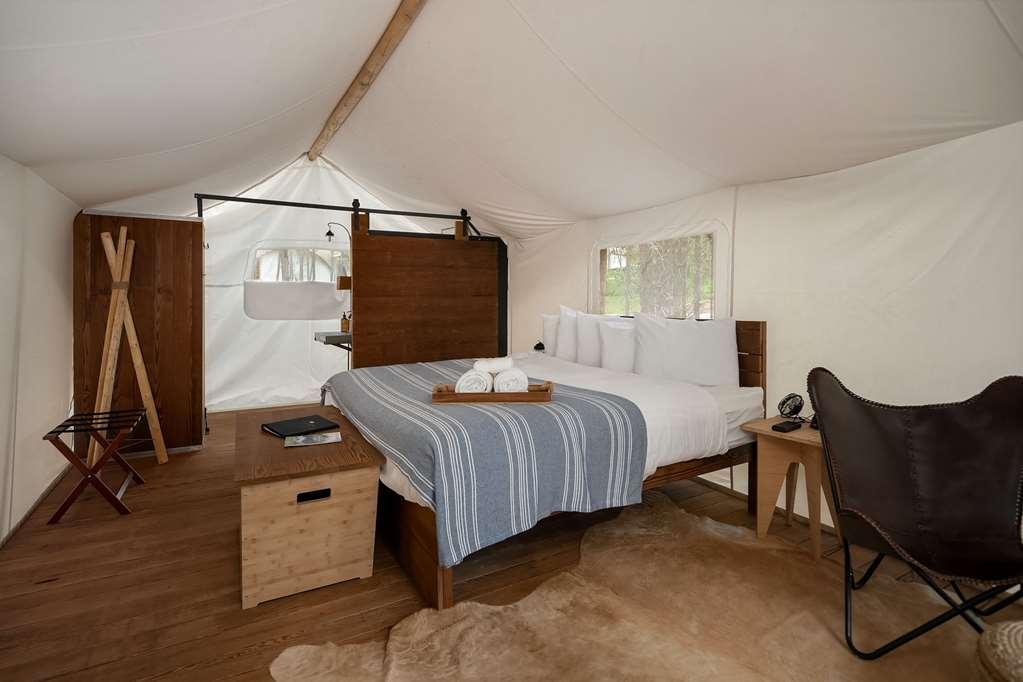 Under Canvas Acadia Surry Rum bild