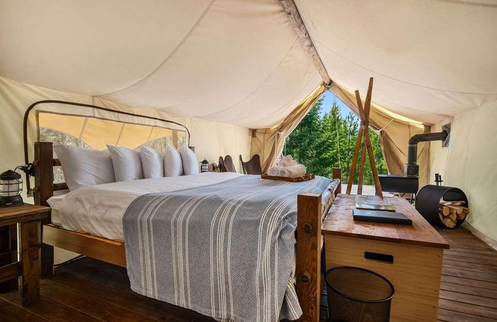Under Canvas Acadia Surry Rum bild