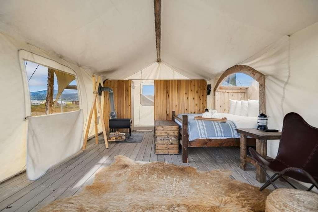 Under Canvas Acadia Surry Rum bild