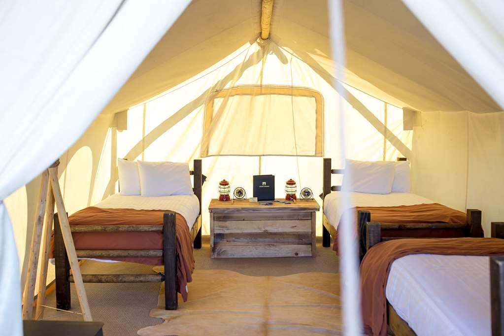 Under Canvas Acadia Surry Rum bild