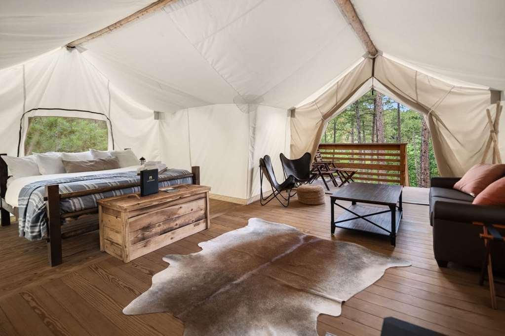 Under Canvas Acadia Surry Rum bild