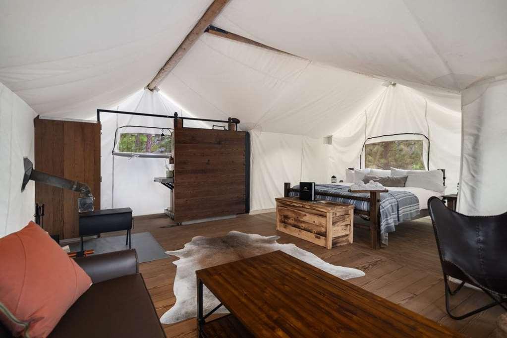 Under Canvas Acadia Surry Rum bild