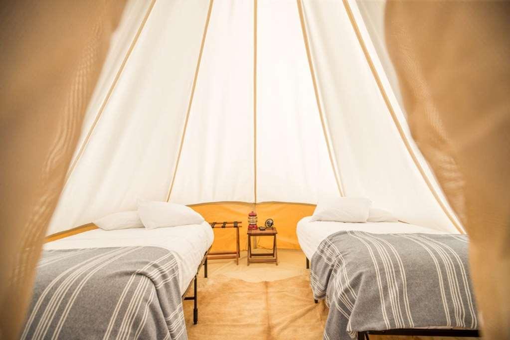 Under Canvas Acadia Surry Rum bild